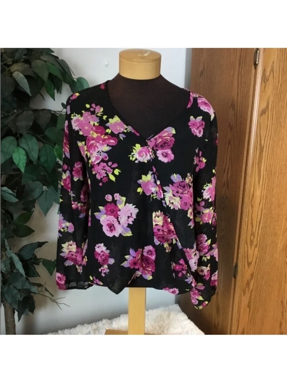 Cupids Diary black floral semi sheer hi Lo blouse Woman’s size Large